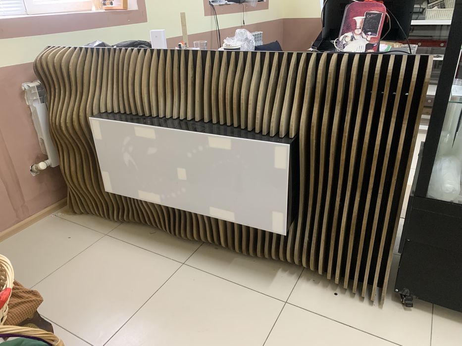 Стол со стульями/холодильник/тумба