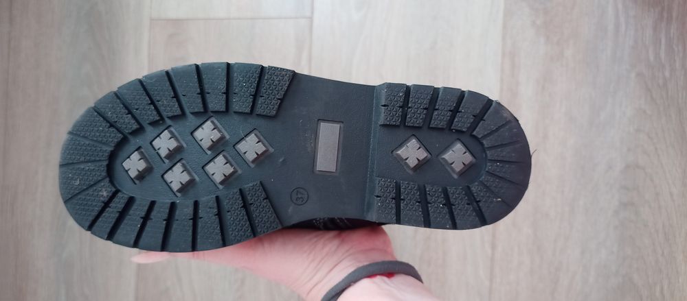 Продам ботинки на мальчика р-р37