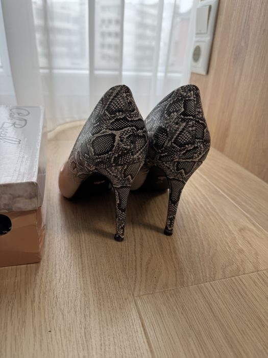 Елегантни токчета бежаво и змийски мотив