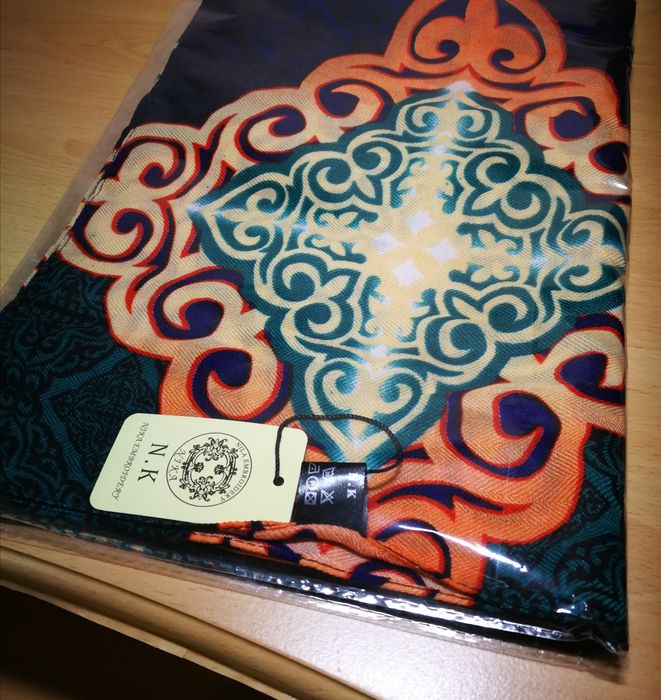 Платок с национальным орнаментом