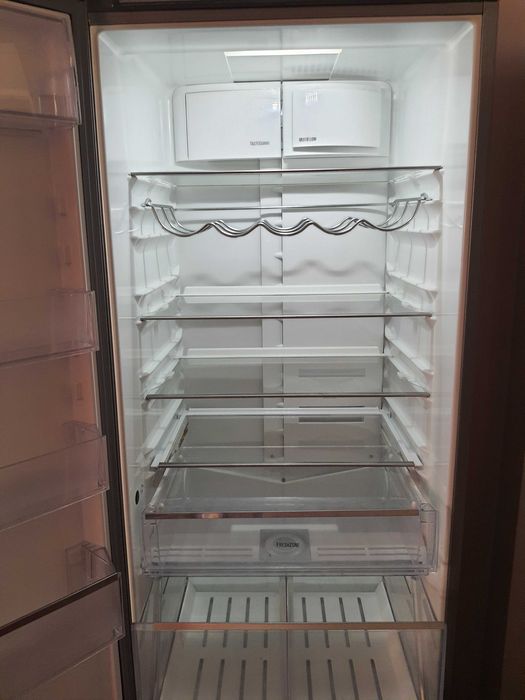 Продавам комбиниран хладилник с фризер Electrolux