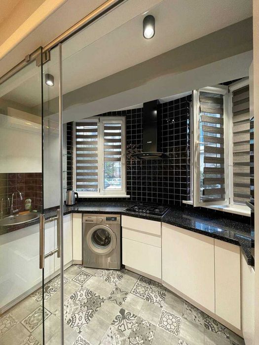 Под офис 100 кв.м, 4-комнат+кухня, дворик, своя парковка, метро рядом