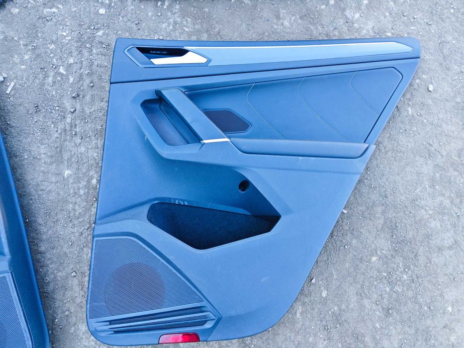 Много запазен R-Line кожен салон с алкантара и текстил VW Tiguan 2021