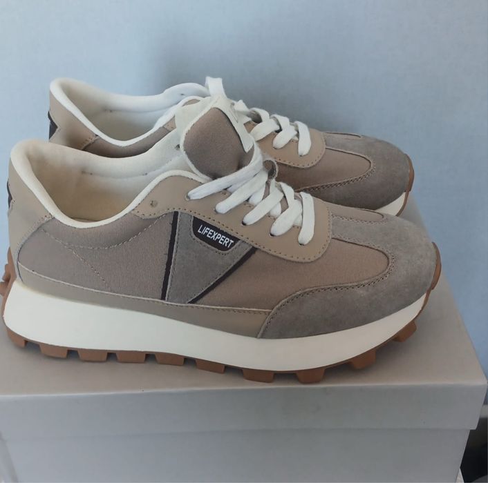 Продам кроссовки новые