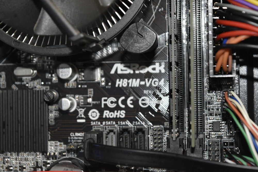 Четириядрен компютър  8 гб Видео карта и 10 Гб рам памет I5 4460 RX 480 8 GB Ram 10 GB DDR3