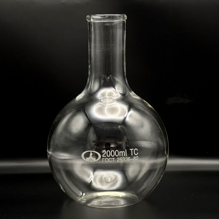 Лабораторные стеклянные колбы разных типов и объемов