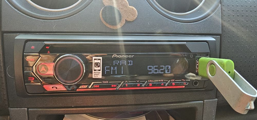Продавам pioneer deh-x410bt