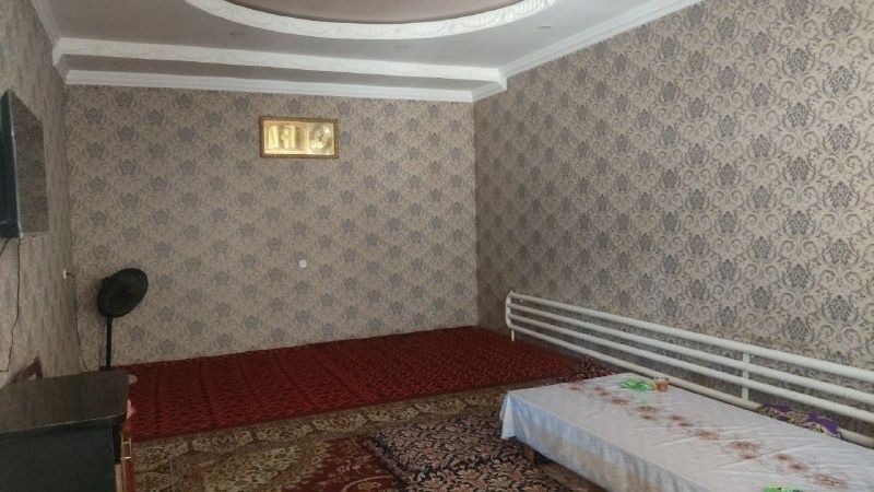 Nazarbekda, 8 sotix 9 honali har bir honani tegi podvulli sotiladi.