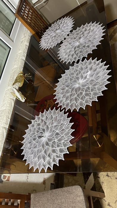 Продаётся стол и 4 стула для кухни