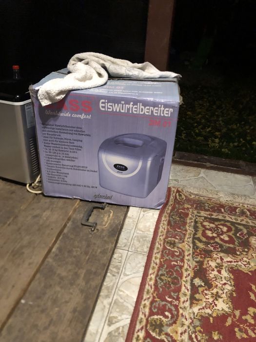 Vand doua masini de facut gheata una zass zim 01 si una profesionala H