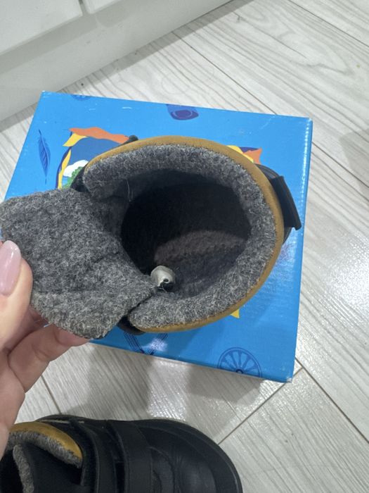 Продам детские осенние ботинки