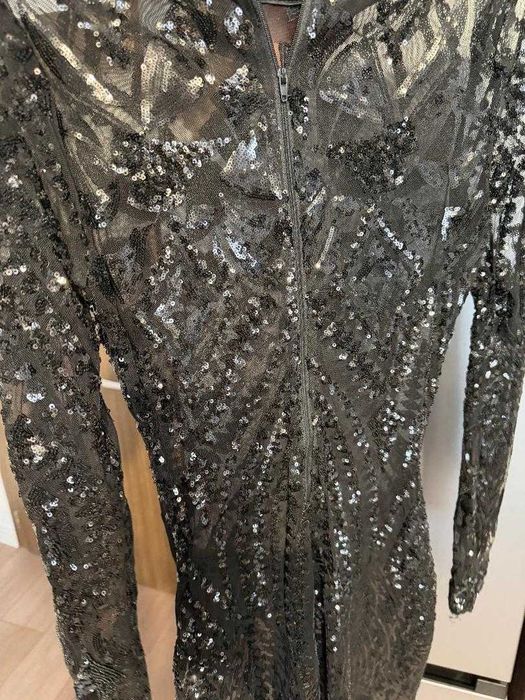 Черна рокля на паети