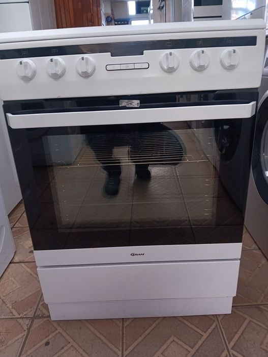 Свободно стояща печка с керамичен плот Gram  с 2 години Гаранция!