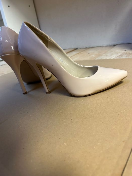 Vand pantofi de dama noi