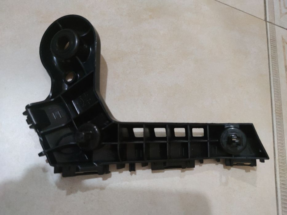 Крепление бампера переднее левое на Тойота Каролла 210