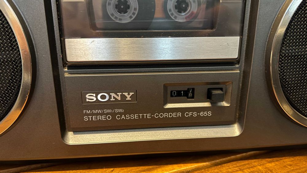 Radiocasetofon original Sony CFS-65S, fabricat în anii 1980.