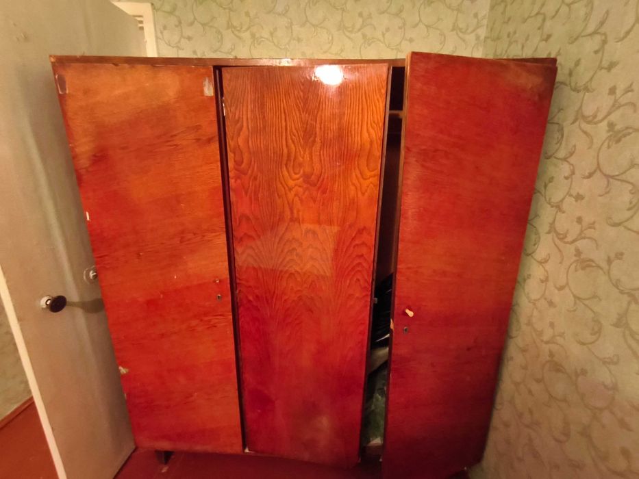 Отдам на дрова шкаф и стол