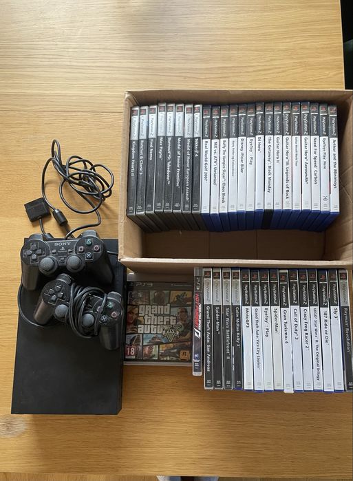 Vând Sony PlayStation 2 + 2 controllere + colecție de jocuri + bonus PS3