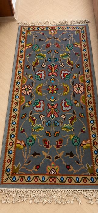 Сив котленски килим