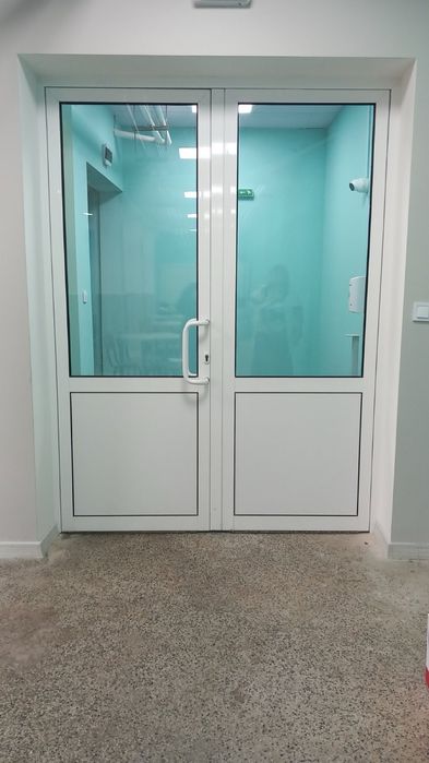 Двукрила алуминиева врата