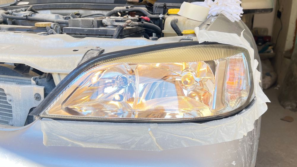 Полиране на фарове с лампа