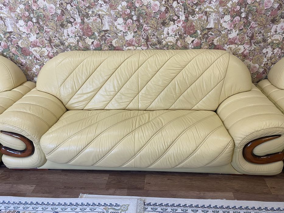 Продам кожаный диван