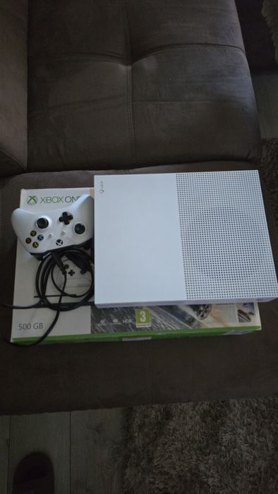 Xbox one s 500 gb cu o maneta