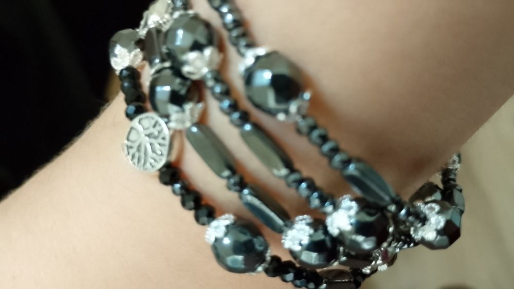 Гривни от естествени камъни