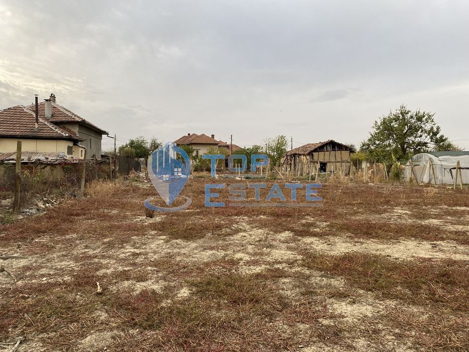 Тухлена къща с гараж в с. Драганово, област Велико Търново.