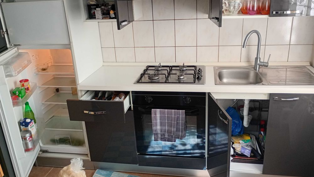 Bucătărie completa cu frigider plită cuptor chiuveta hota
