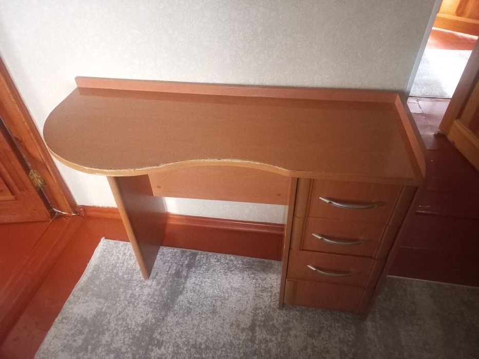 Стол б/ушный продаётся