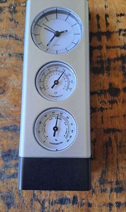 часовник, термометър, хидрометър за бюро