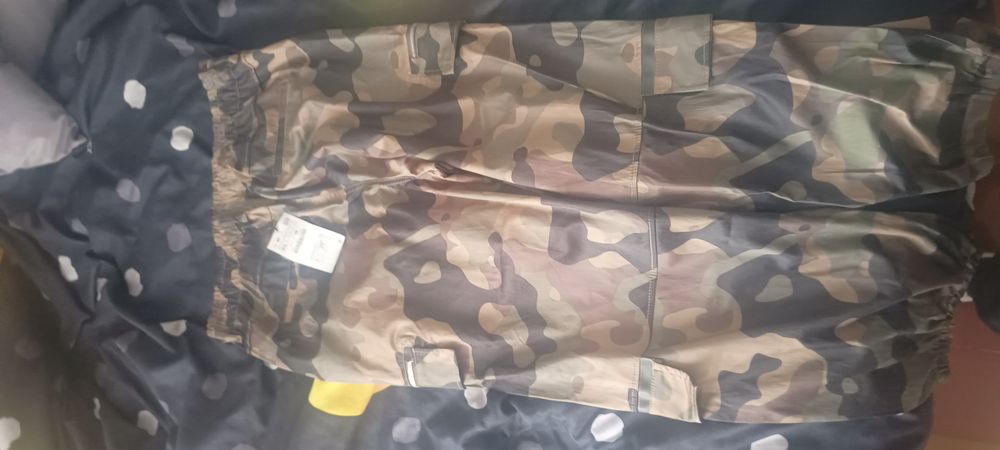 Vând pantaloni Zara