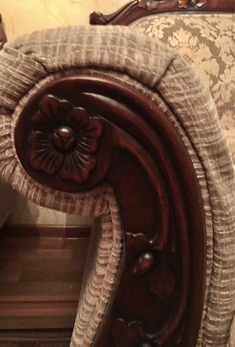 Диван в классическом стиле для гостиной