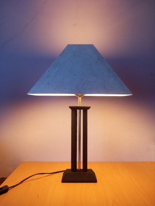 Дизайнерска геометрична настолна лампа