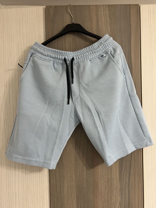 Vand pantaloni scurti