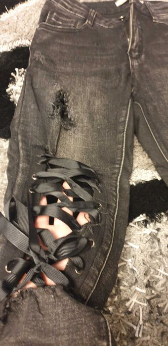 Vand blugi negri cu sireturi