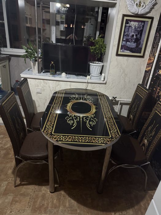 Кухонный стол  с 8 ми стульями