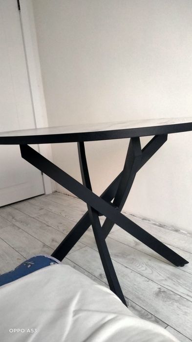 Круглый кухонный стол.