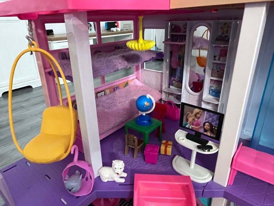 Set complet Barbie – casa mare + multe accesorii + masini + papusi