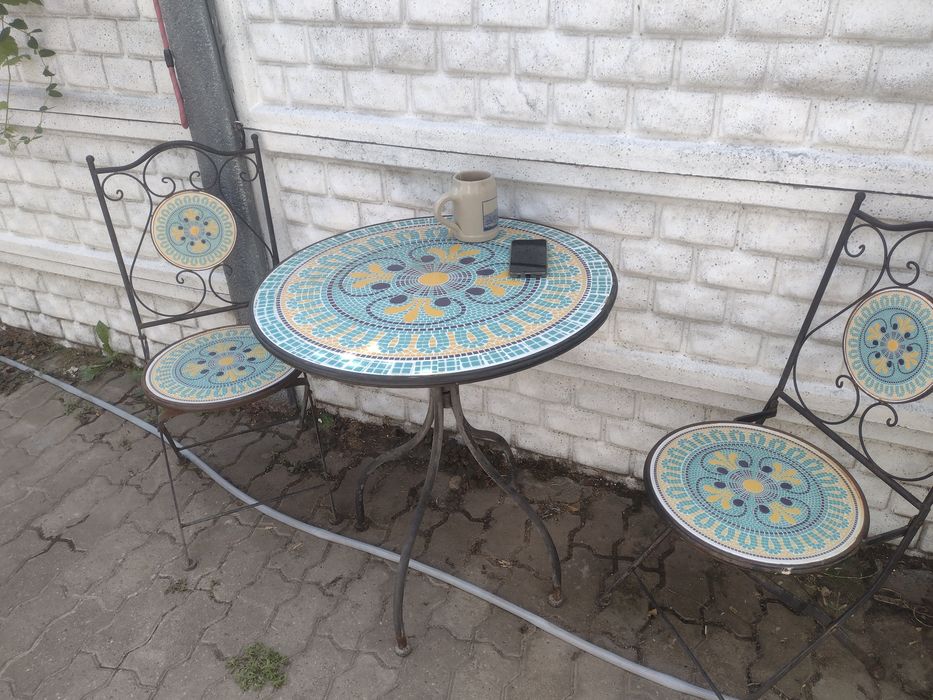 Vand set masuta cu 2 scaune din metal cu  ceramica mozaic