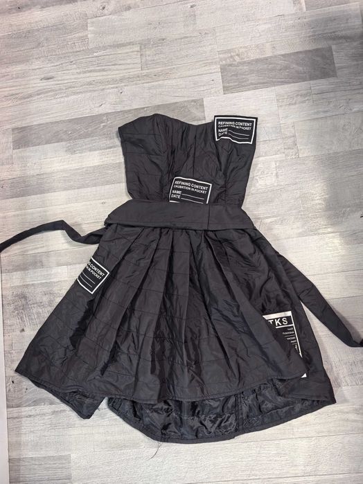 Рокля черна разкроена