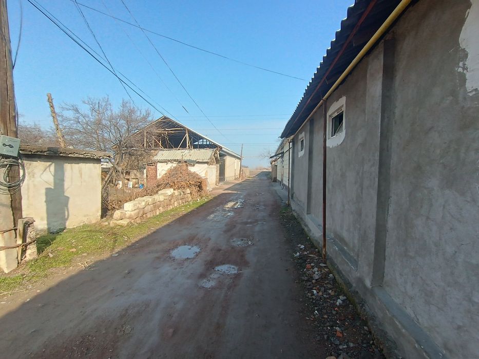 Srochna hovli uy sotiladi uzumbogda 6 sotix