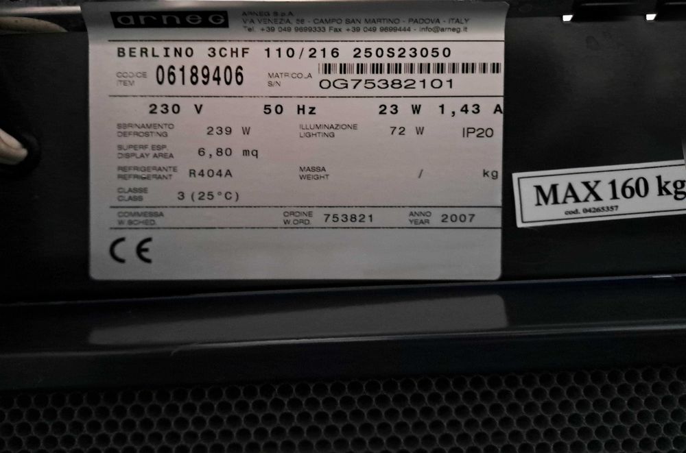 Хладилна витрина Arnec вертикална