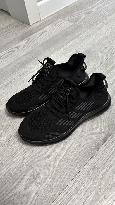 Продам кроссовки новые