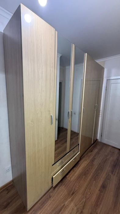 Стол, стулья, шифоньер, шторы,