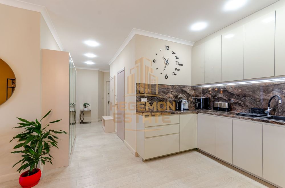 Продава се Тристаен апартамент в к.к. Златни пясъци - 135 кв.м за 2075 €/кв.м - Снимка #2