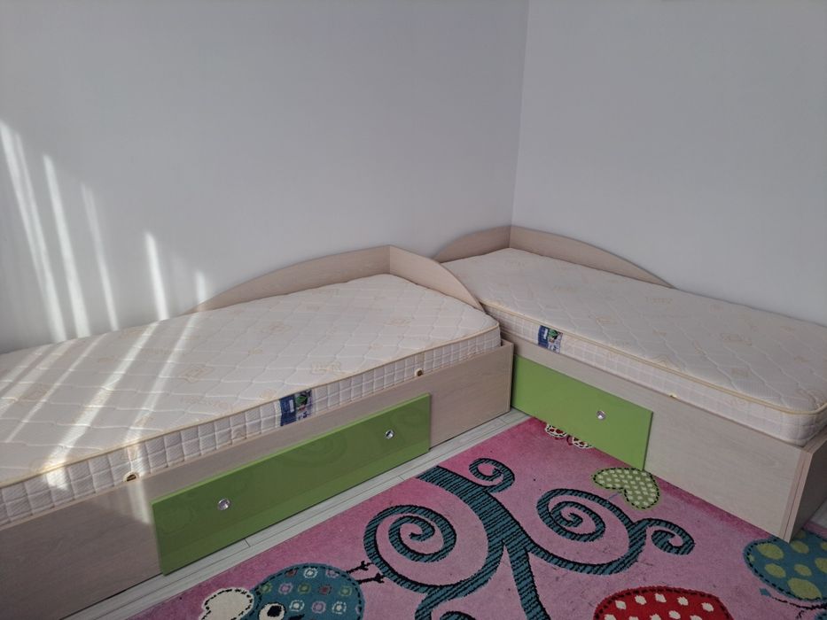 Se vand 2 paturi de dimensiuni 90x200 cm, saltele ortopedice incluse!
