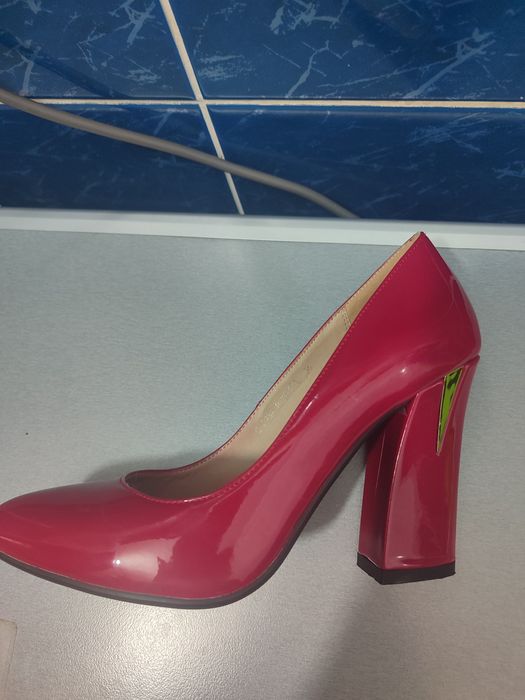 Продам шикарные красивые красные туфли