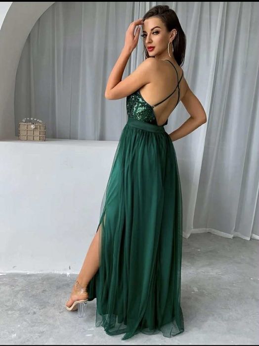 Зелена рокля с гол гръб